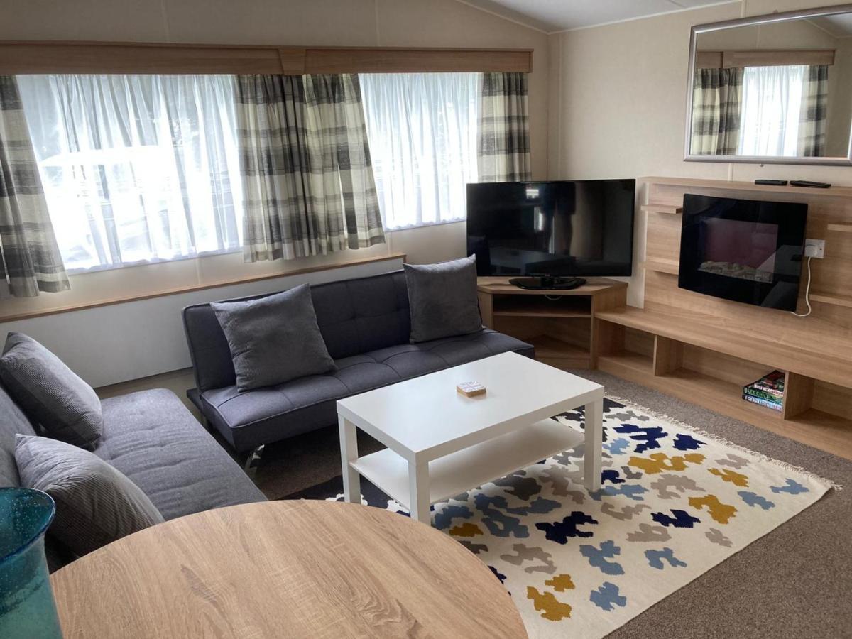 2 Bedroom Holiday Home - Access To Club House / Fishing Lake / Swimming Pool クラクトン・オン・シー エクステリア 写真