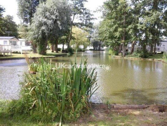 2 Bedroom Holiday Home - Access To Club House / Fishing Lake / Swimming Pool クラクトン・オン・シー エクステリア 写真